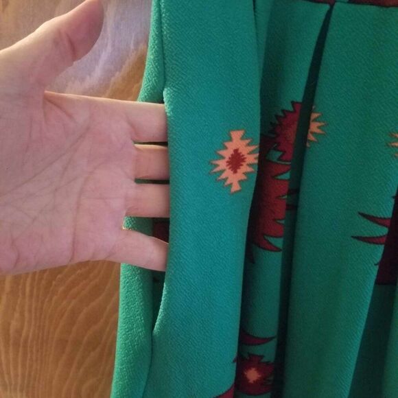 NWT LuLaRoe Amelia Green and Red Aztec Pattern Dress with Pockets Sz S - Picture 8 of 9